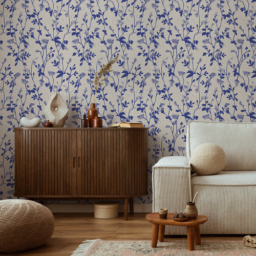 papel de parede floral ultramarino azul elétrico de planta de videira na sala de estar