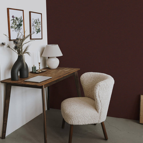 papel de parede com pontos texturizados vermelho escuro bordô no escritório em casa