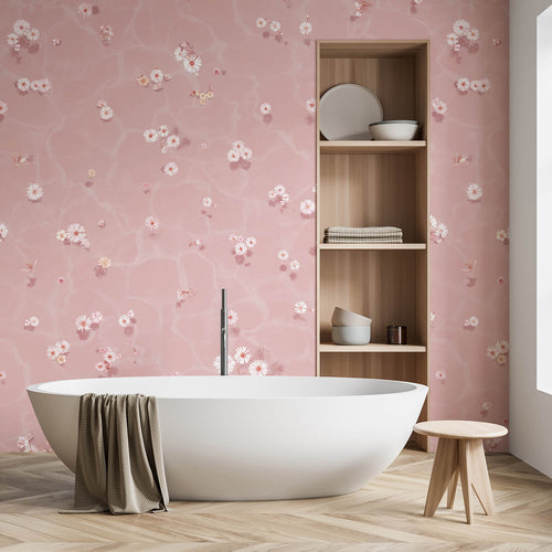 Rosa Blumenwallpaper im Badezimmer hinter der Badewanne