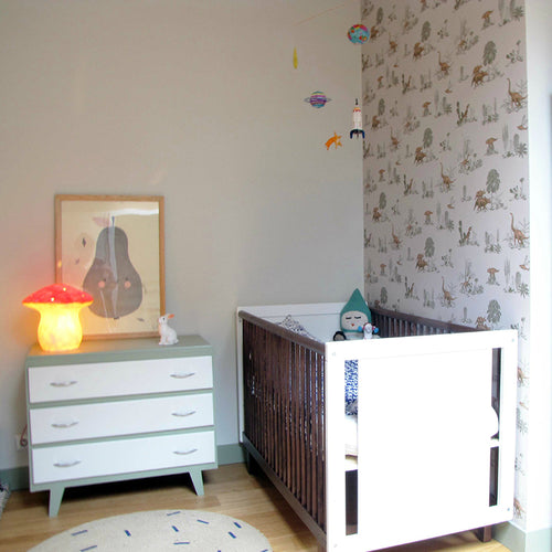 Papel de parede de dinossauros estilizado com flores e mesa vintage cinza