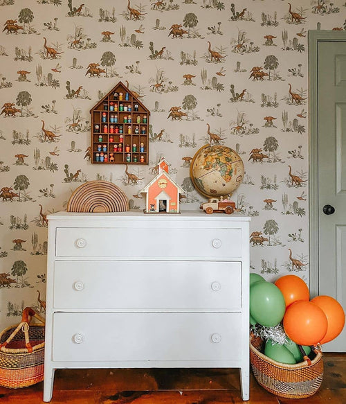 Papel de parede de dinossauros estilizado com flores e mesa vintage cinza