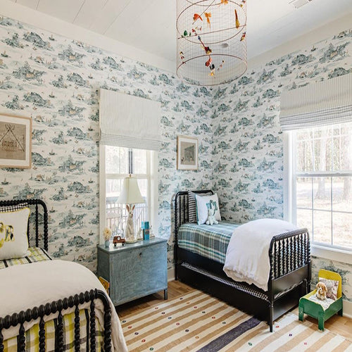 Blaues und rosa Kinderzimmer mit Kinder -Tapete an der Wand