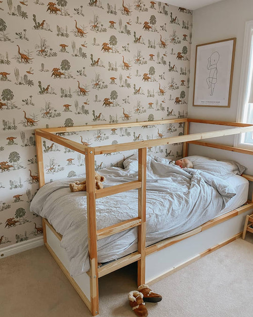 Papel de parede de dinossauros estilizado com flores e mesa vintage cinza