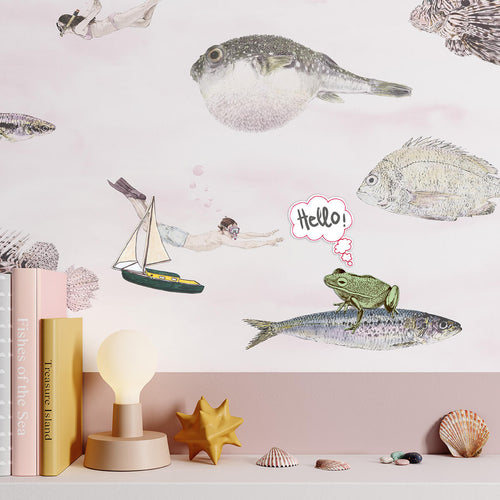 Under den havsrosa fiskmagnetiska tapeten i barnrummet med magneter på väggen