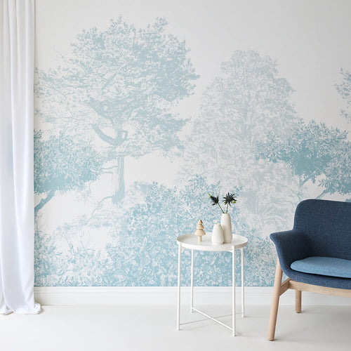 Papier peint mural bleu Hua Trees derrière la table et la chaise Sian Zeng