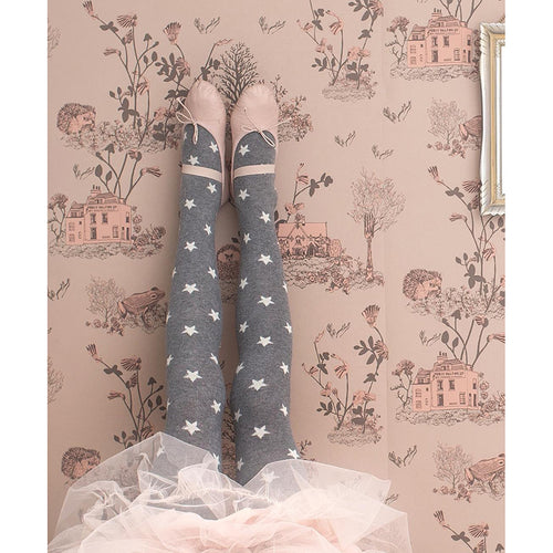 Brun och rosa jordnära förtrollade skogsbarns magnetiska tapeter med liten flicka som leker med magneter på väggytan