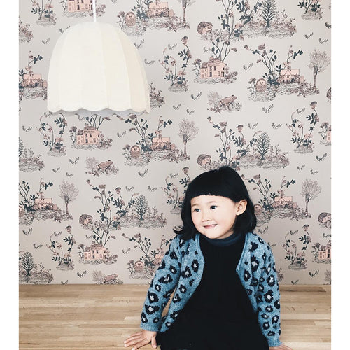 Brun och rosa jordnära förtrollade skogsbarns magnetiska tapeter med liten flicka som leker med magneter på väggytan