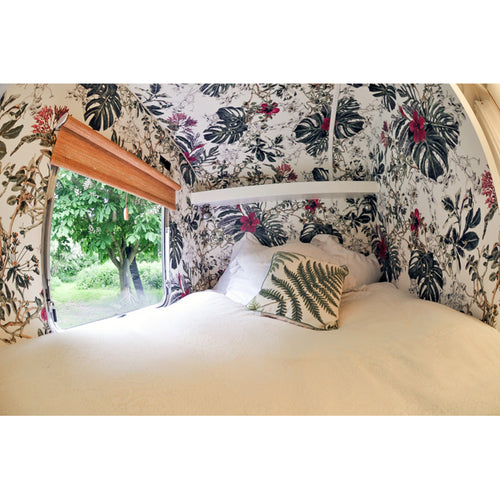 Feuilles tropicales roses et vertes audacieuses papier peint magnétique dans la chambre avec des aimants sur mur