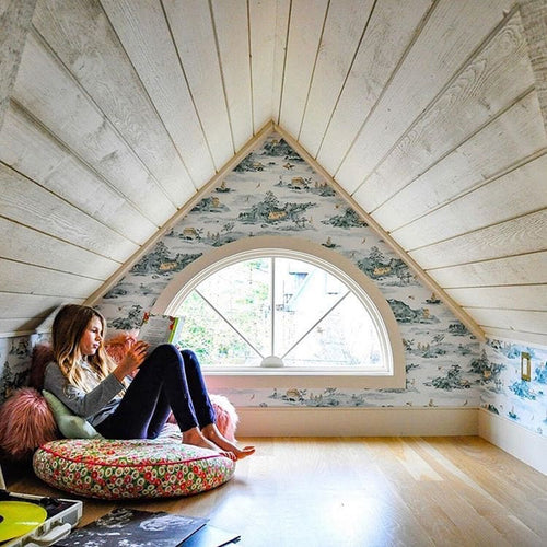 Blaues und rosa Kinderzimmer mit Kinder -Tapete an der Wand