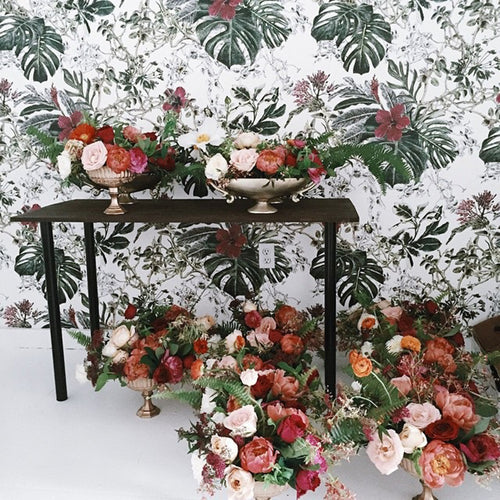 Feuilles tropicales roses et vertes audacieuses papier peint magnétique dans la chambre avec des aimants sur mur