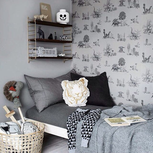 Grå dinosaurier magnetiska tapeter i barns sovrum med pojke som leker med magneter på väggytan